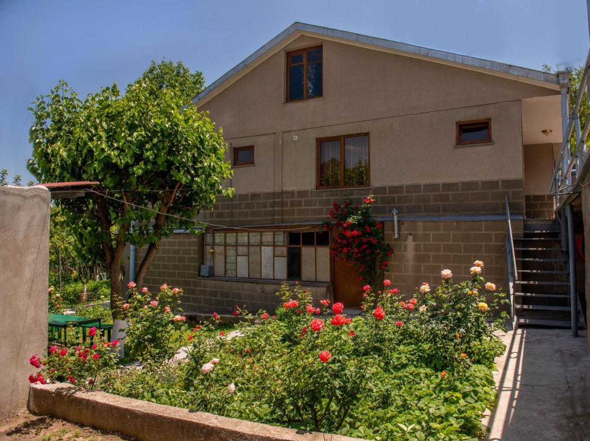 Hayi Tun Guest House Горис Екстериор снимка