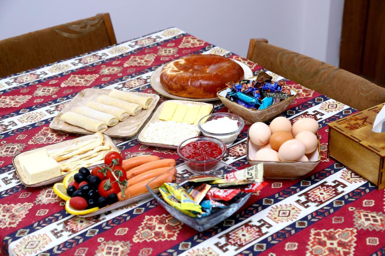 Hayi Tun Guest House Горис Екстериор снимка