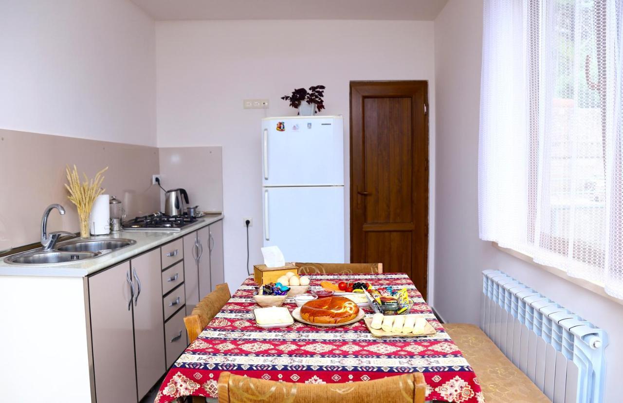 Hayi Tun Guest House Горис Екстериор снимка
