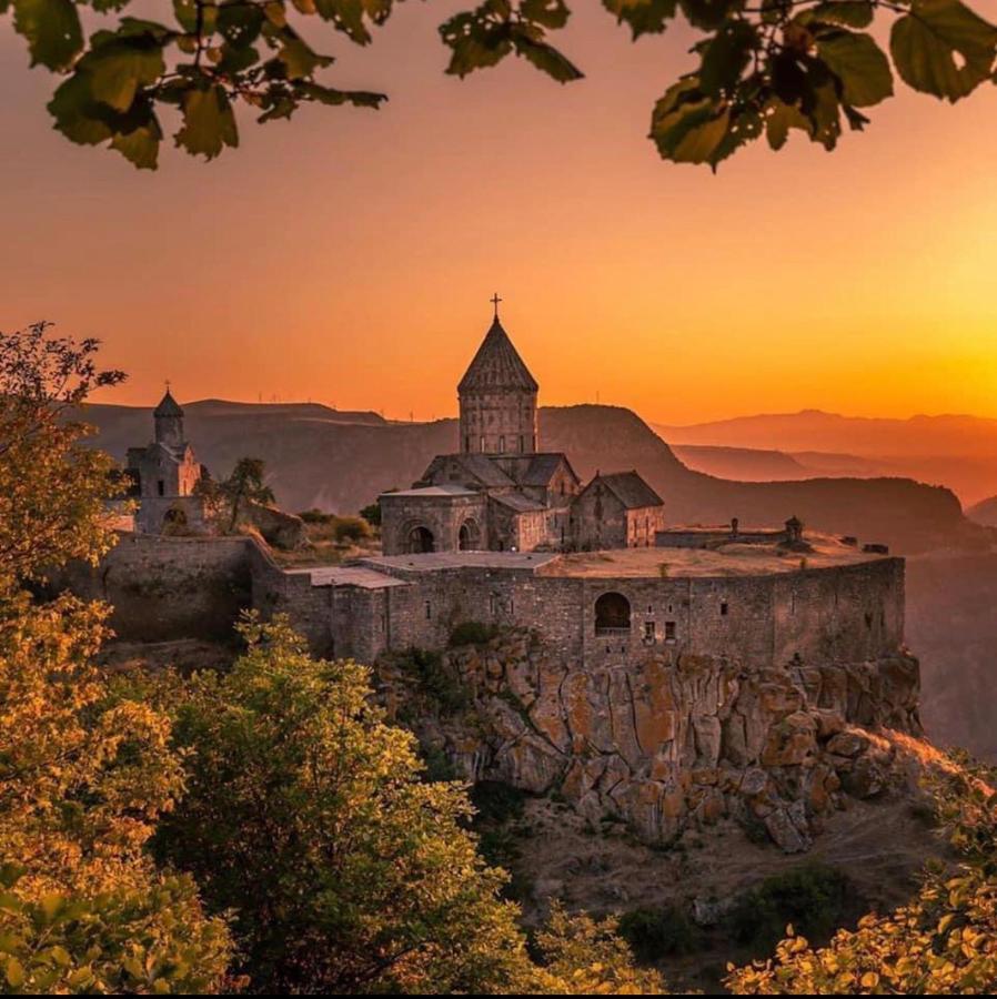 Hayi Tun Guest House Горис Екстериор снимка