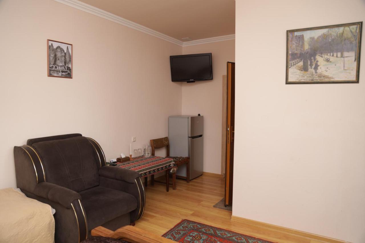 Hayi Tun Guest House Горис Екстериор снимка