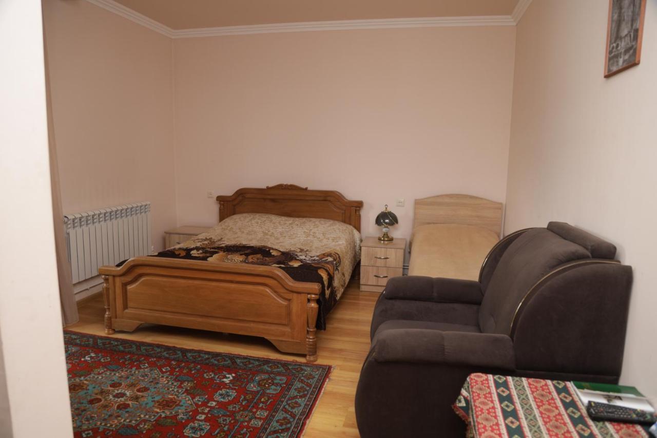 Hayi Tun Guest House Горис Екстериор снимка