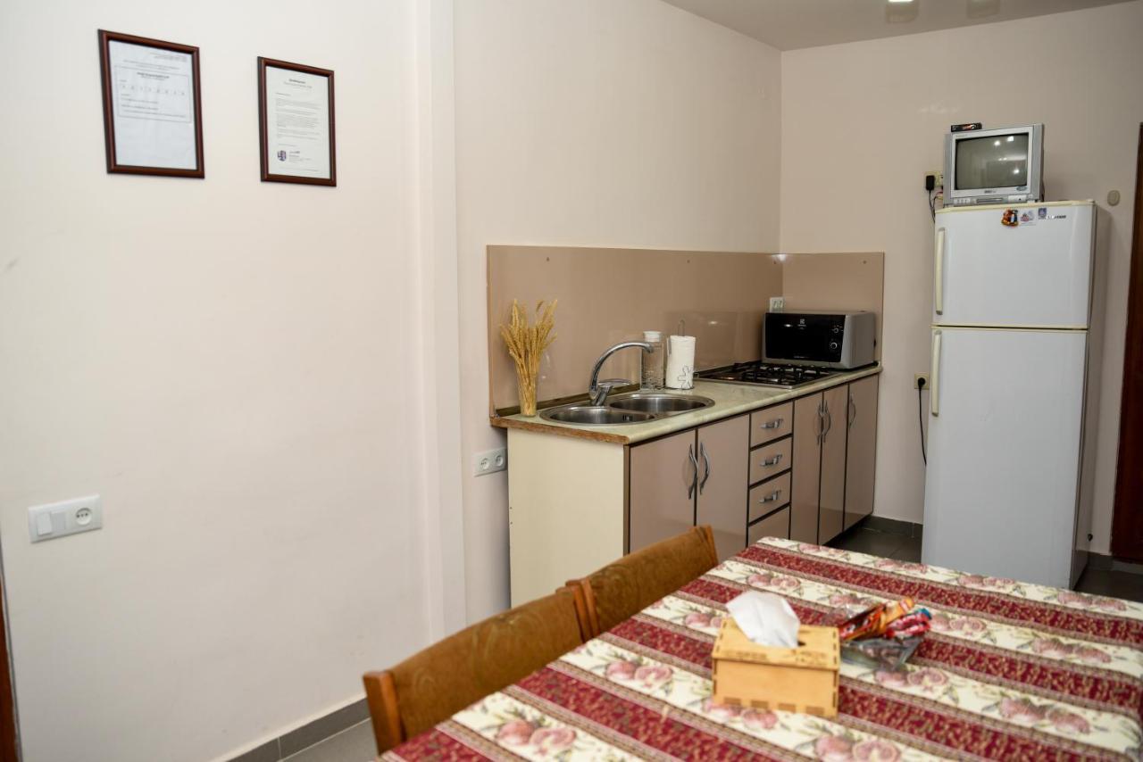 Hayi Tun Guest House Горис Екстериор снимка