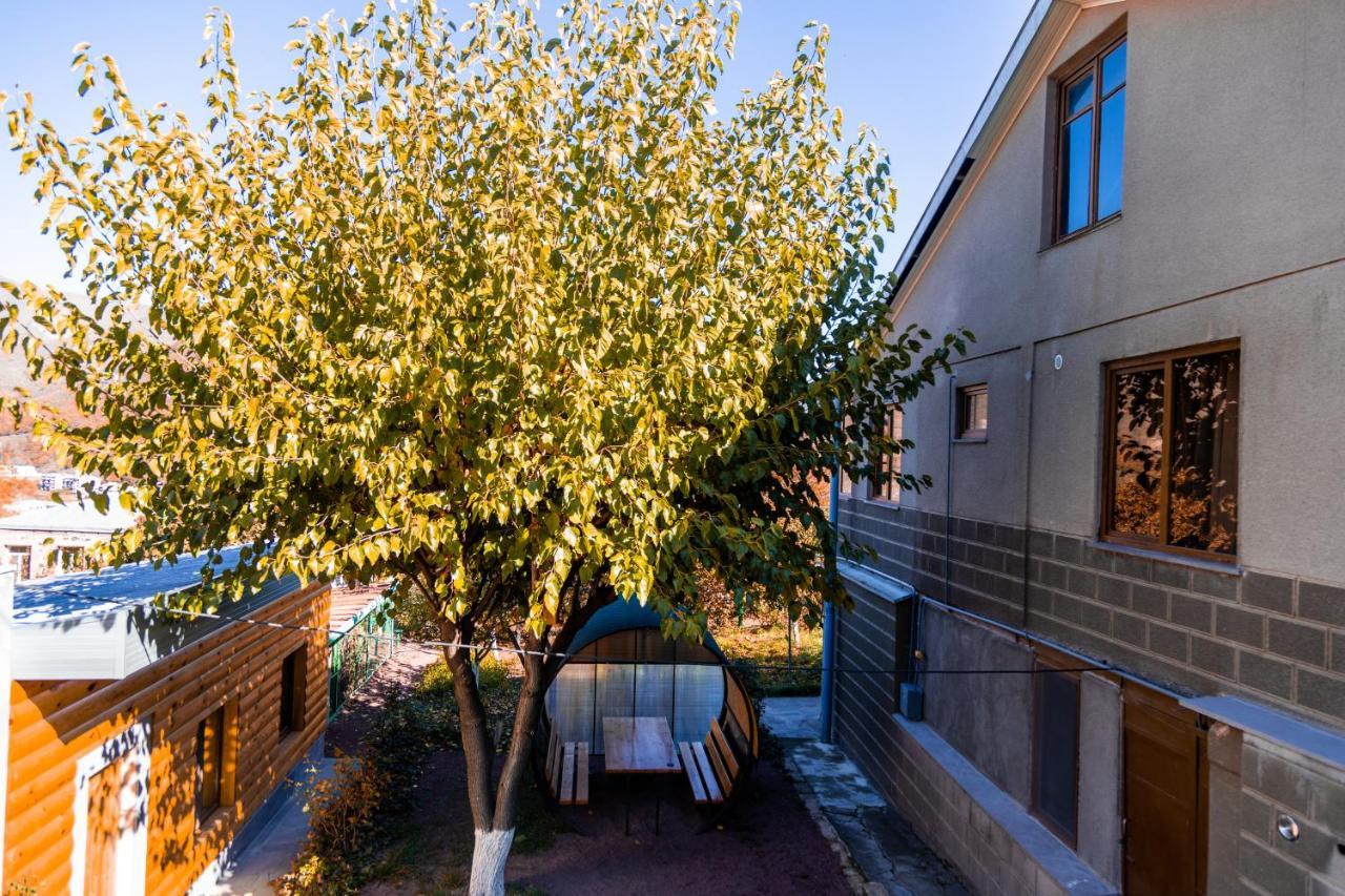 Hayi Tun Guest House Горис Екстериор снимка