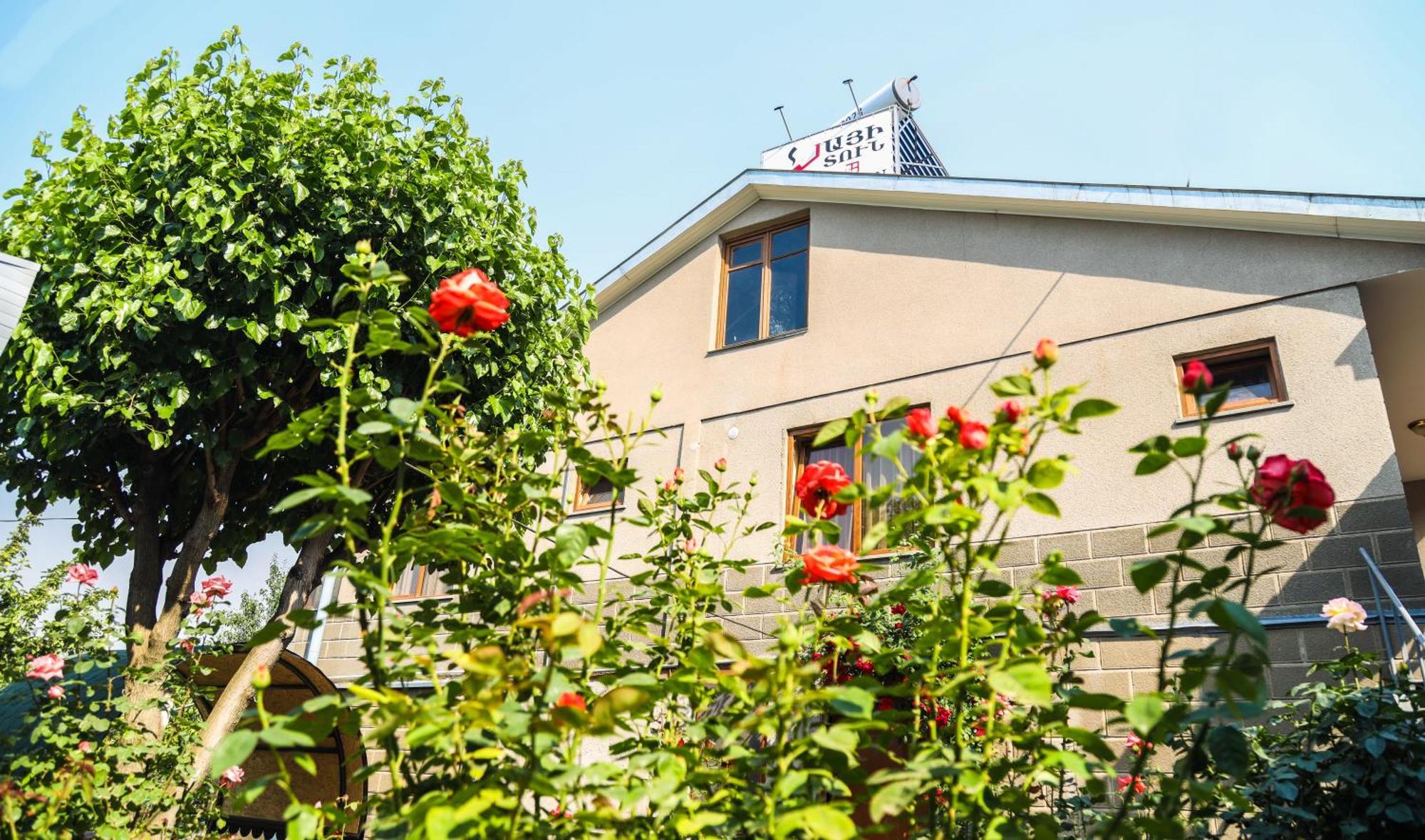 Hayi Tun Guest House Горис Екстериор снимка